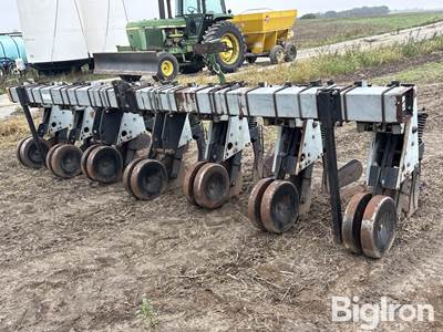 Hiniker 6R30" Cultivator