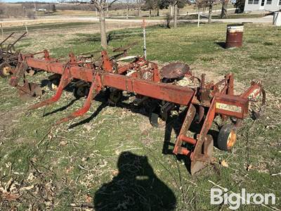 International 153 4R40 Cultivator