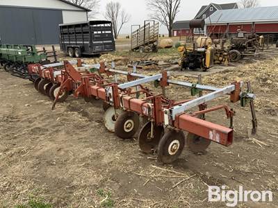 International 170 6R36 Cultivator