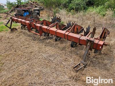 International 183 6R30 Cultivator