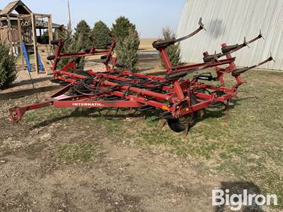 International 4500 19' Vibra-Shank Field Cultivator