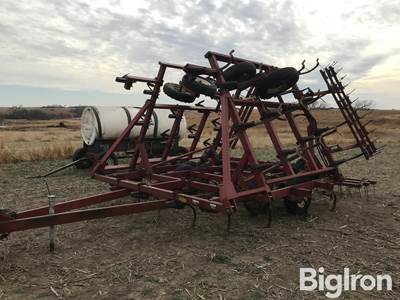 International 4600 Field Cultivator