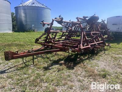 International Vibrashank 4600 Field Cultivator
