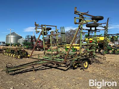 John Deere 1000 Field Cultivator