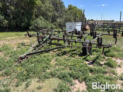 John Deere 1000 Series Spring Shank Field Cultivator