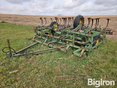 John Deere 1010 Field Cultivator