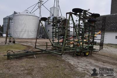 John Deere 1050 Field Cultivator