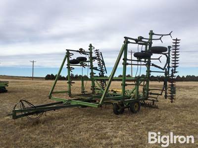 John Deere 1600 Field Cultivator
