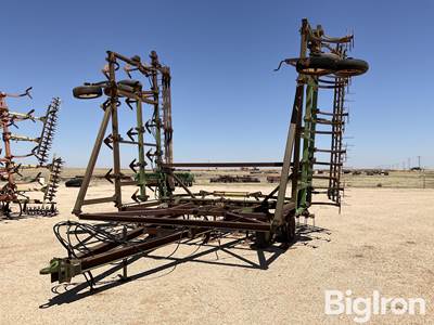 John Deere 1610 40' Cultivator