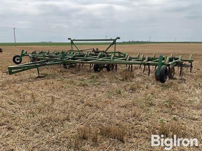 John Deere 1650 Field Cultivator