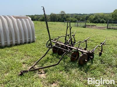 John Deere 2-Row Pull-Type Field Cultivator