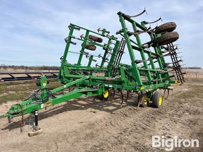 John Deere 2210 Field Cultivator