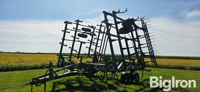 2011 John Deere 2210 Field Cultivator