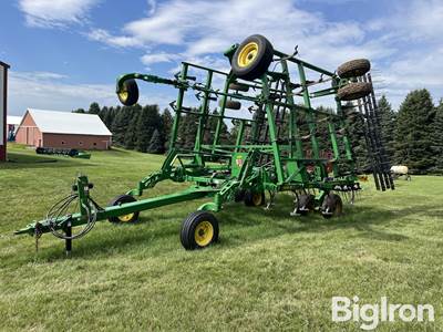 2011 John Deere 2210 31'5" Field Cultivator
