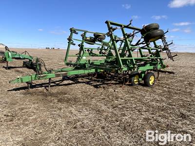 John Deere 24' Hydraulic Fold Field Cultivator