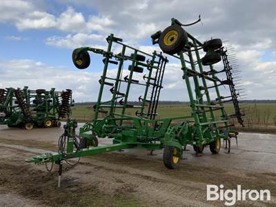 2021 John Deere 2430 3-Section Chisel Plow