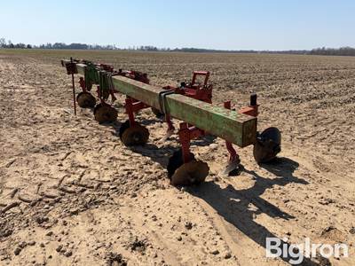 John Deere 400 4 Row Cultivator/Hiller