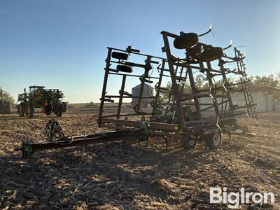 John Deere 680 Field Cultivator