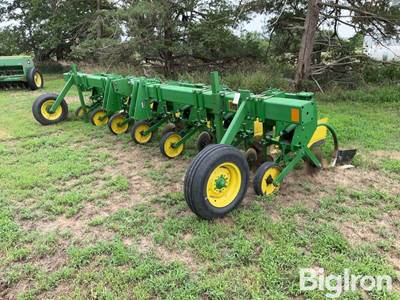 John Deere 6R36 Cultivator