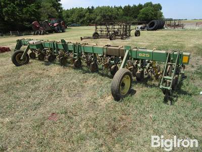 John Deere 825 8R30 3-Pt Cultivator