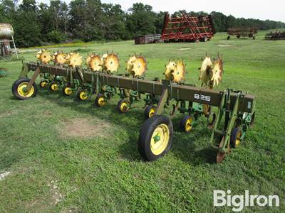 John Deere 825 8R30 Crop Cultivator
