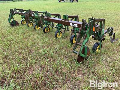 John Deere 825 6R30 Row Crop Cultivator