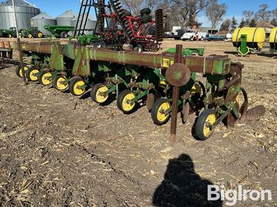 John Deere 885 8R30” Cultivator
