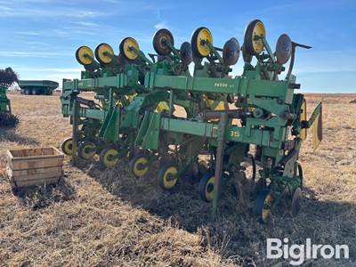 John Deere 885 Cultivator