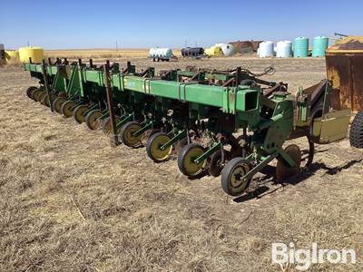 John Deere 885 13R30 Cultivator