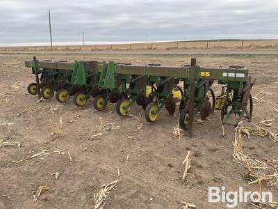 John Deere 885 8R30 Cultivator