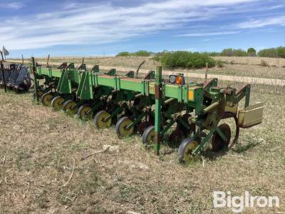 John Deere 885 Field Cultivator