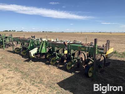 John Deere 885 8R30" Cultivator