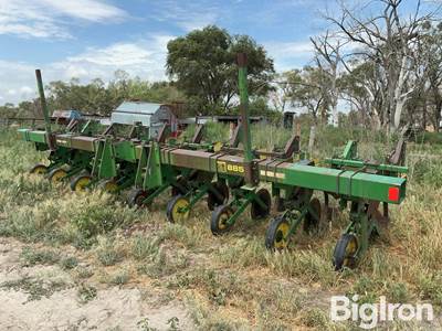 John Deere 885 8R30” Cultivator