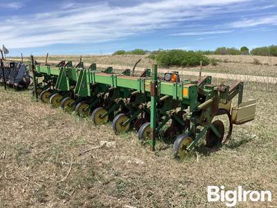John Deere 885 Field Cultivator