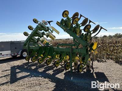 1995 John Deere 885 Sweep Cultivator
