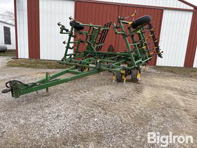 John Deere 960 Field Cultivator