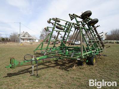 John Deere 960 30' Field Cultivator w/3 Bar Harrow