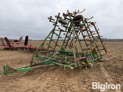 John Deere 960 Field Cultivator