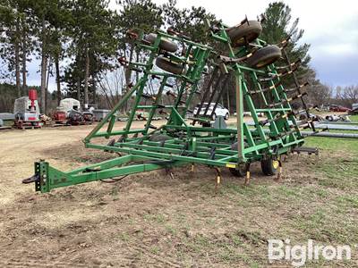 John Deere 960 Field Cultivator