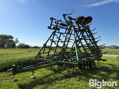 John Deere 960 34' Field Cultivator