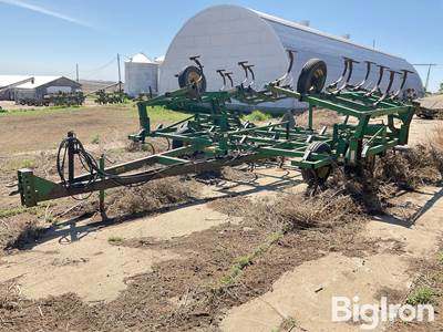 John Deere 960 Field Cultivator