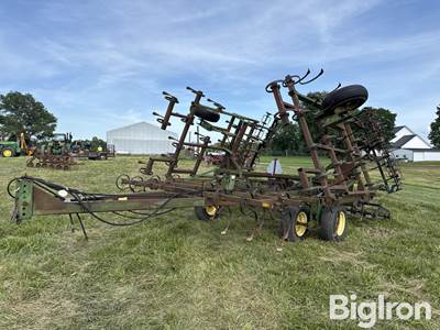 John Deere 960 Field Cultivator