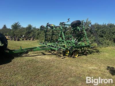 John Deere 960 Field Cultivator