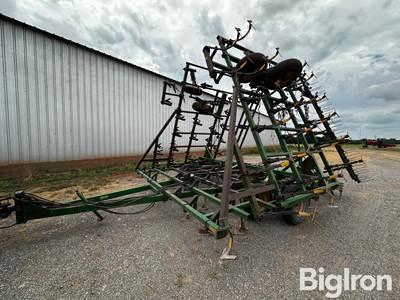 John Deere 960 Field Cultivator