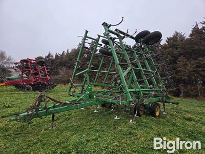 John Deere 980 Field Cultivator