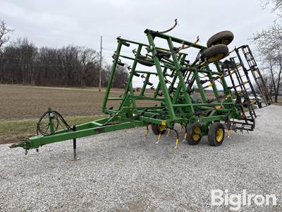 John Deere 980 Field Cultivator