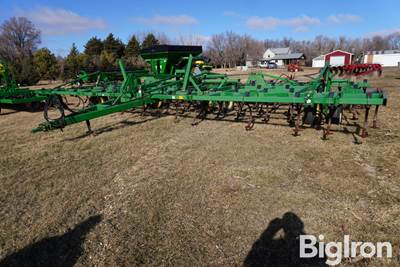 John Deere 980 38' Field Cultivator w/3-Bar Harrow