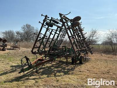 John Deere 980 Field Cultivator