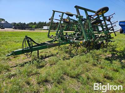 John Deere 980 Field Cultivator