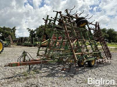 John Deere 980 Field Cultivator